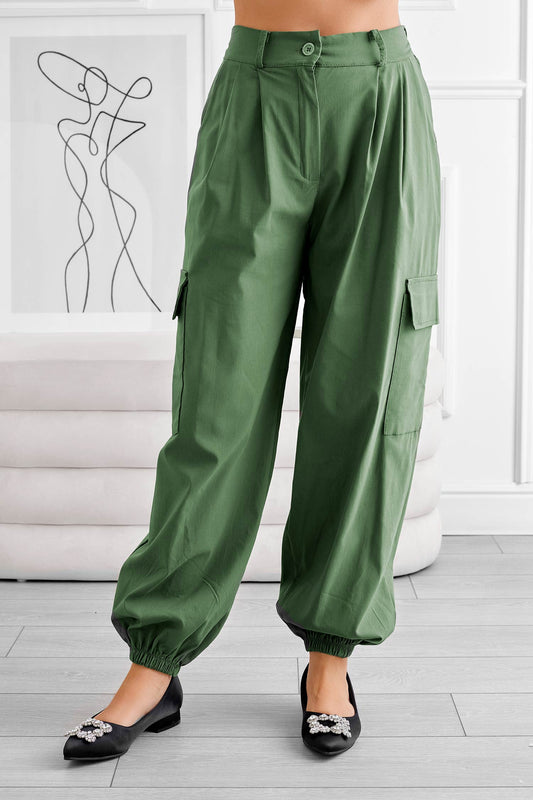 Pantalón cargo verde con bolsillos laterales