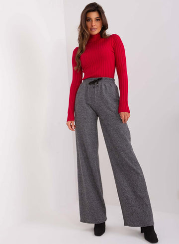 Pantalón gris con resorte y cordón en la cintura