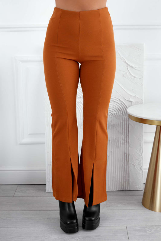 Pantalón campana camel con abertura delantera