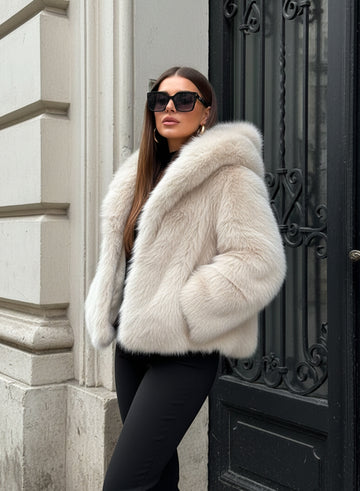 Chaqueta beige de piel sintética con capucha