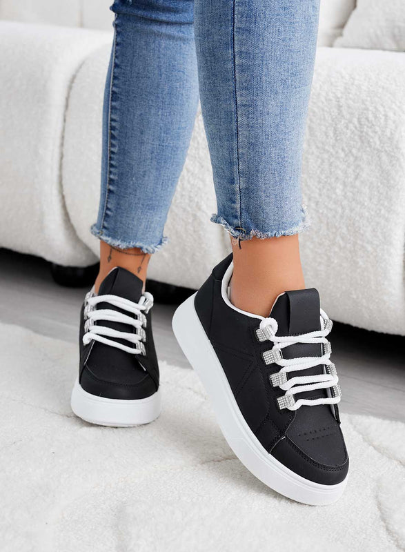 Zapatillas negras con incrustaciones de strass