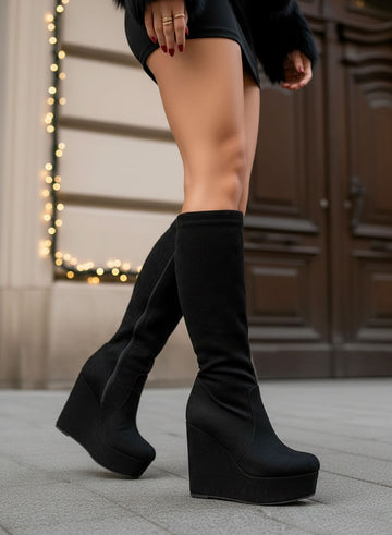 REGINA - Stivali neri scamosciati con zeppa