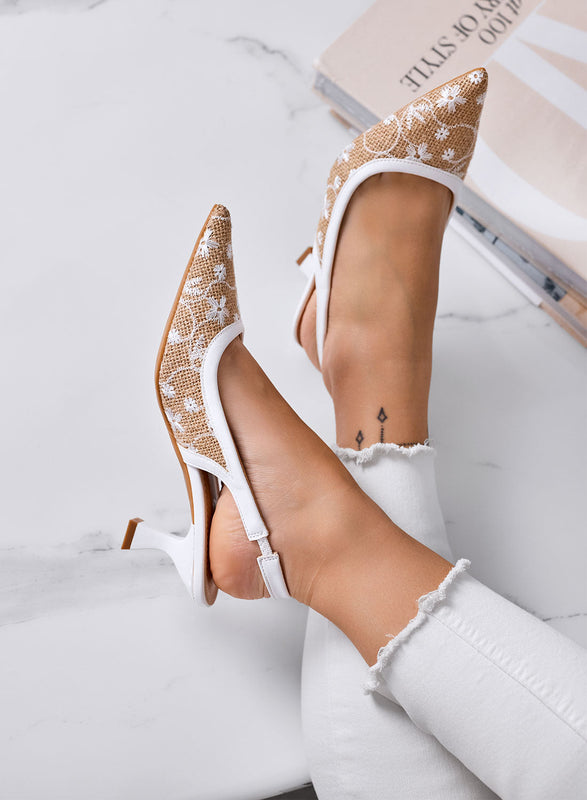 REMY - Zapatos destalonados beige de punta con bordado blanco y tacón bajo de 7 cm