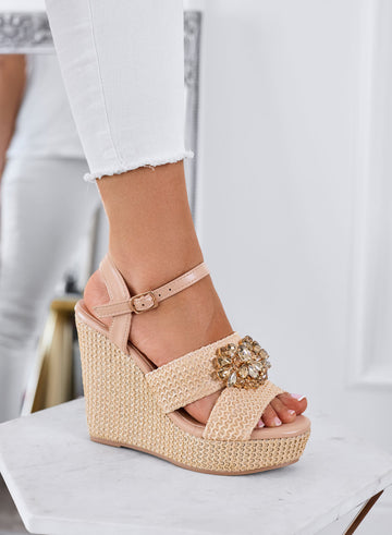 SABRINA - Sandalias beige con cuña, cinturón y maxi strass