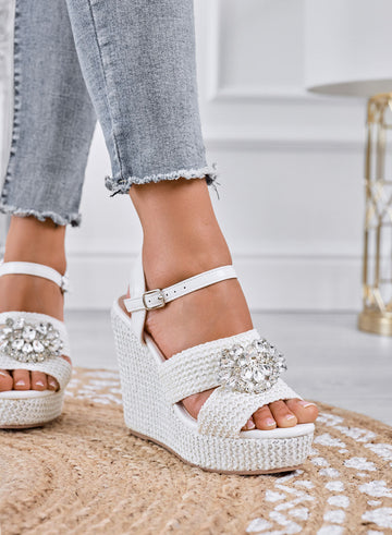 SABRINA - Sandalias blancas con cuña, cinturón y maxi strass