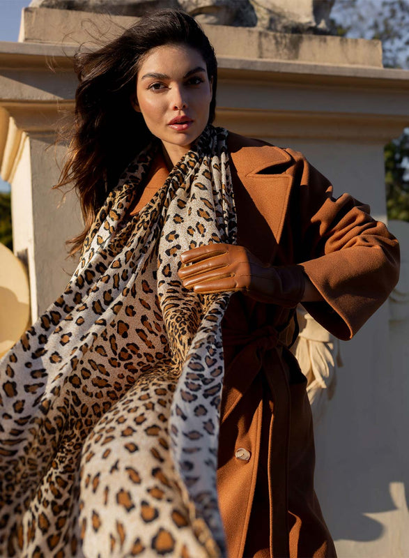 Bufanda tipo foulard con estampado de leopardo