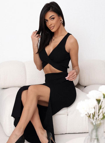 Conjunto coordinado negro con top cruzado y falda con abertura