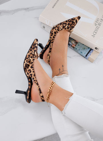 TASHA - Décolleté de animal print slingback con tacón bajo y cadena dorada