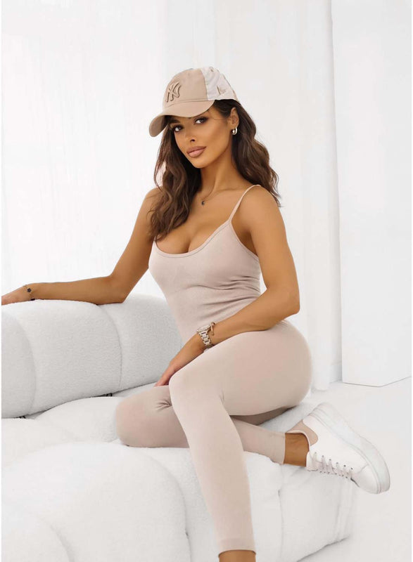 Mono beige ajustado deportivo
