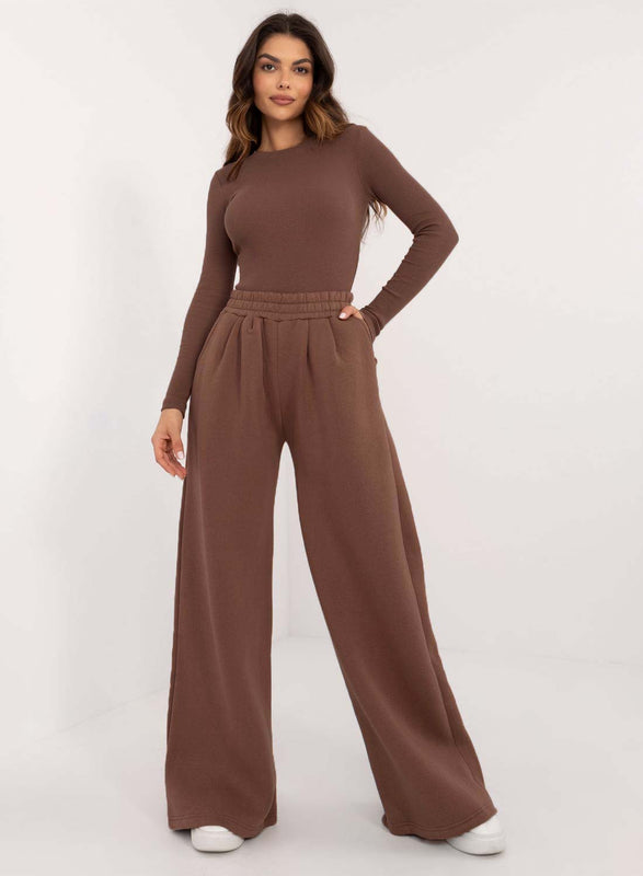 Conjunto marrón de dos piezas con felpa
