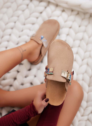 YODA - Zapatillas tipo sabot beige con hebillas de colores
