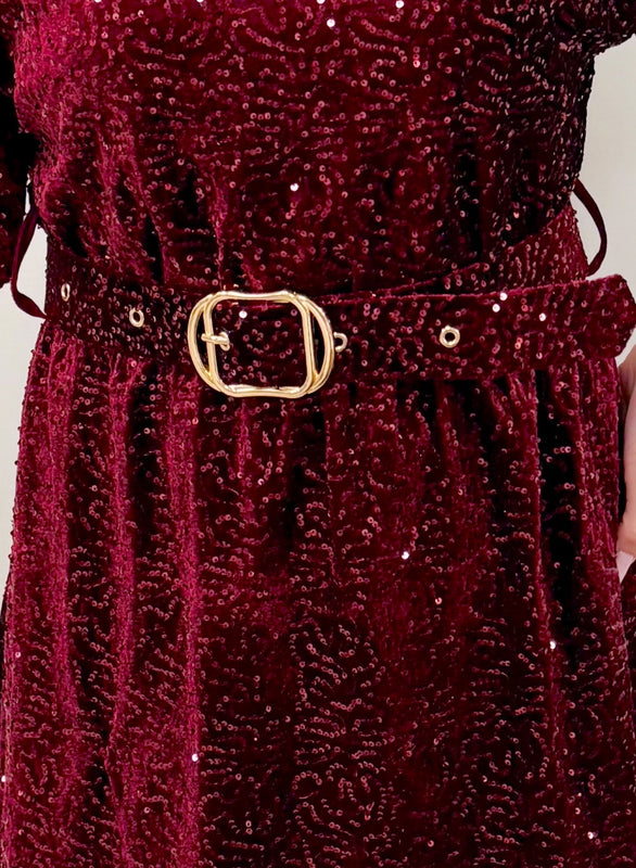 Robe bordeaux à paillettes avec ceinture