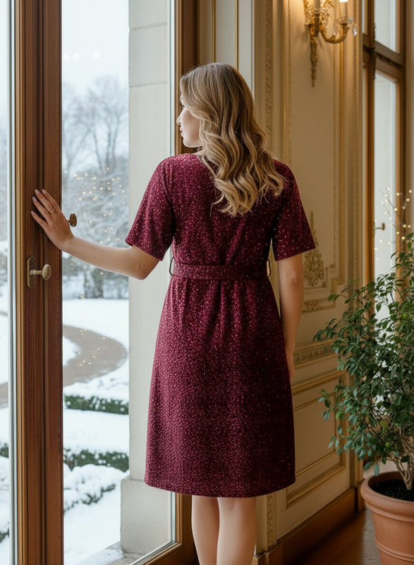 Robe bordeaux à paillettes avec ceinture
