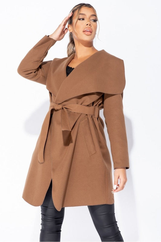 Abrigo marrón claro con cinturón