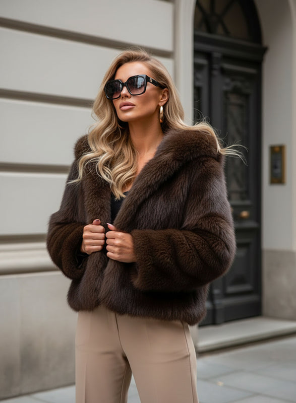 Veste marron en fausse fourrure avec capuche