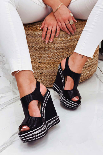 Sandalias negras con cuña e inserciones de cuerda plateada