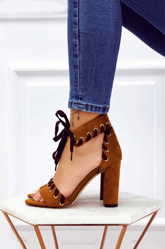 Sandali camel scamosciati con tacco comodo e laccio