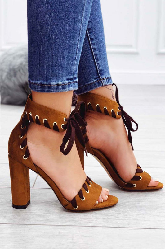 Sandali camel scamosciati con tacco comodo e laccio