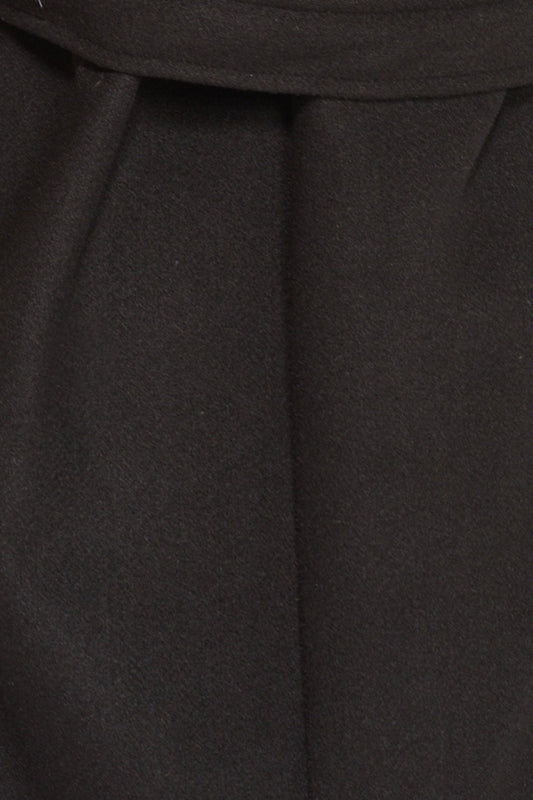 Abrigo largo negro con cinturón