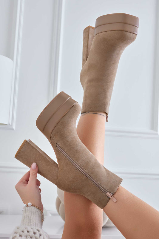 Tronchetti fango scamosciati con tacco alto e plateau