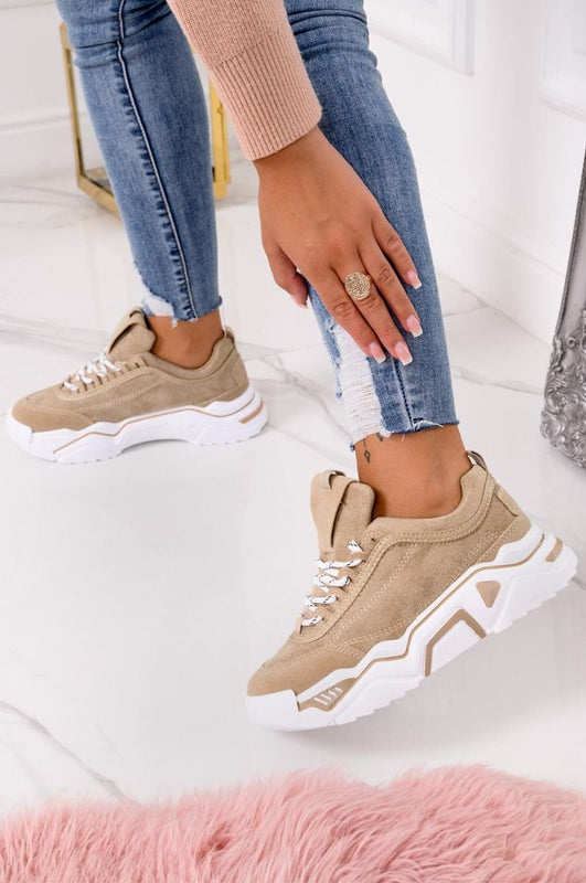 Sneakers beige scamosciate con suola spessa e lacci