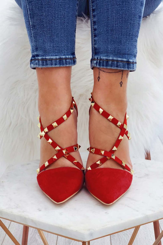 Escarpins rouges en daim avec clous dorés et talons hauts