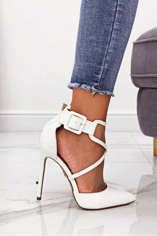 CLIO - Zapatos de salón blancos de charol con tacón alto y hebilla