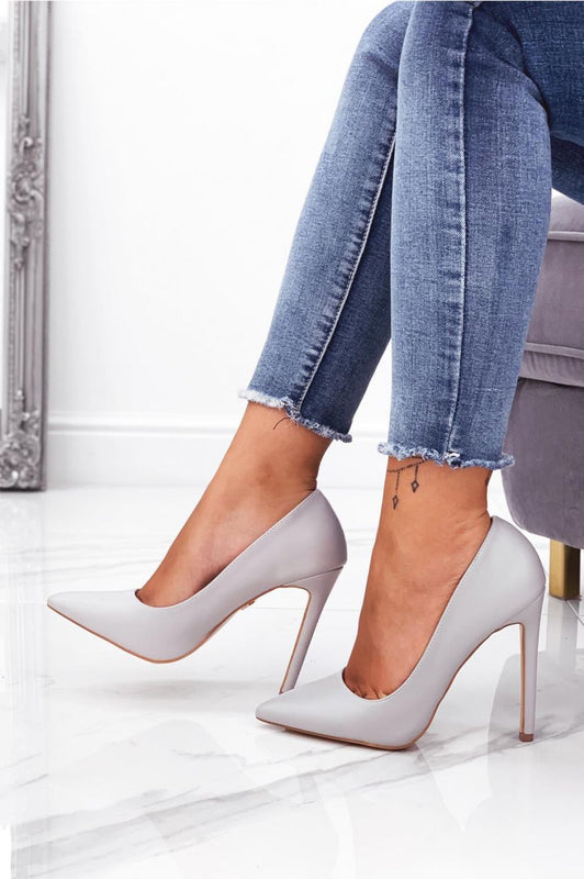 Zapatos de tacón altos grises de piel sintética