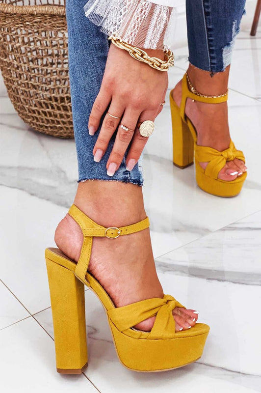 Red sandals with knot and high heel