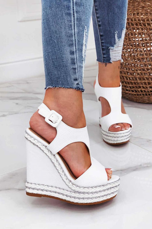 Sandalias blancas con cuña e inserciones de cuerda plateada