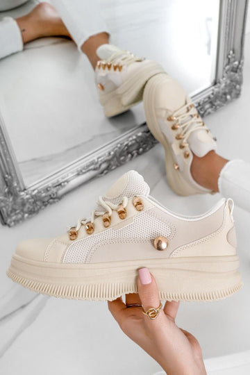 Sneakers beige con bottone e ganci oro