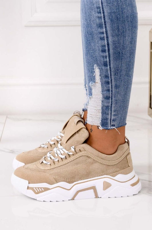 Sneakers beige scamosciate con suola spessa e lacci