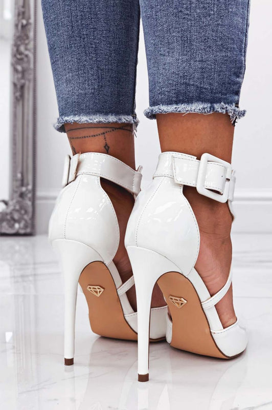 CLIO - Zapatos de salón blancos de charol con tacón alto y hebilla