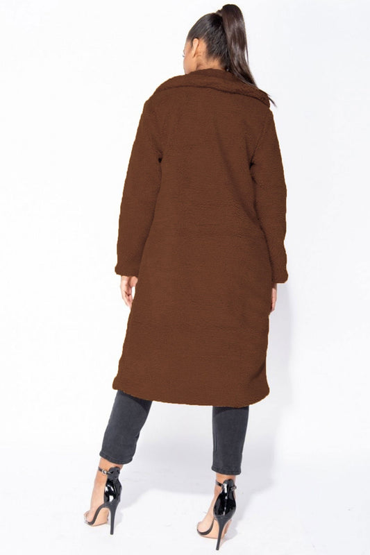 Abrigo marrón de borreguito con bolsillos y botones