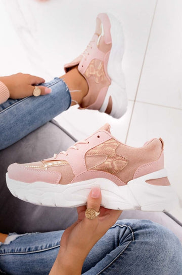 Zapatillas rosas con suela gruesa e inserciones en oro rosa