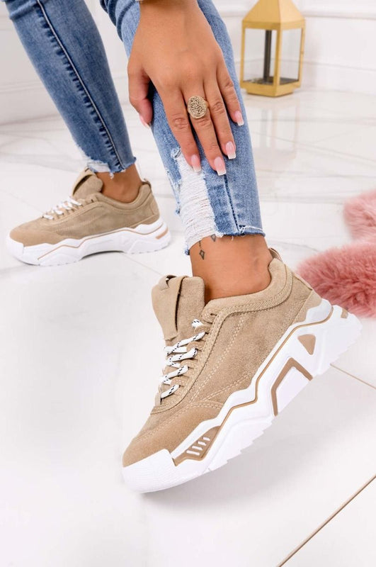 Sneakers beige scamosciate con suola spessa e lacci