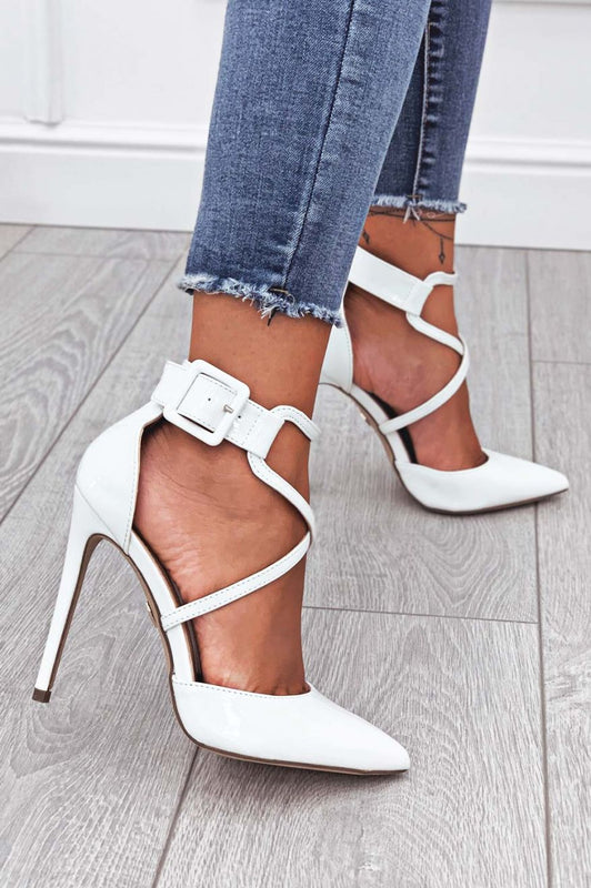 Decolletè bianche in vernice con  tacco a spillo e fibbia