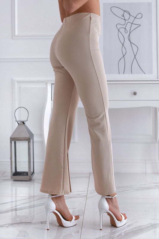 Pantalón beige acampanado con abertura frontal