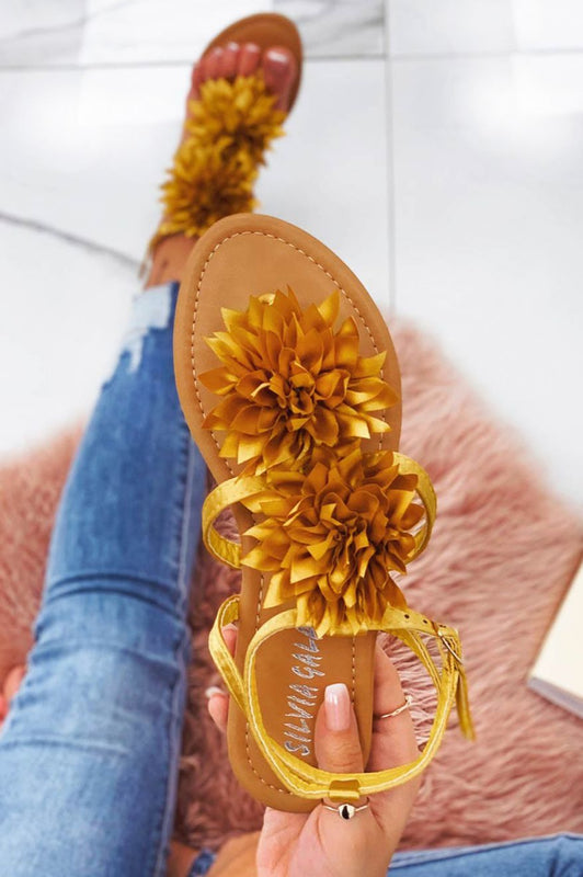 CONNIE - Sandalias de dedo amarillas de satén con flor