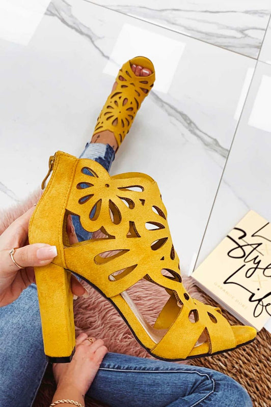Sandalias amarillas caladas con tacón cómodo