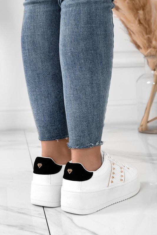 MORENA - Baskets blanches avec clous dorés et arrière noir