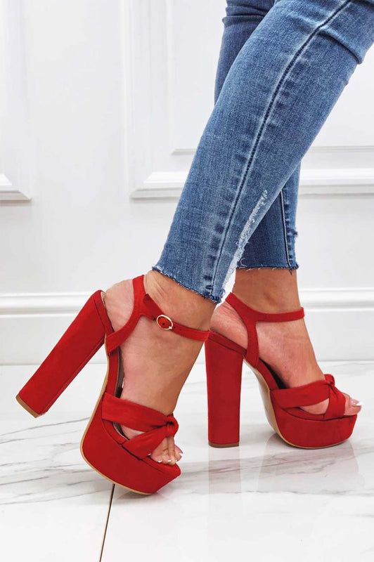 Sandali rossi con nodo e tacco alto