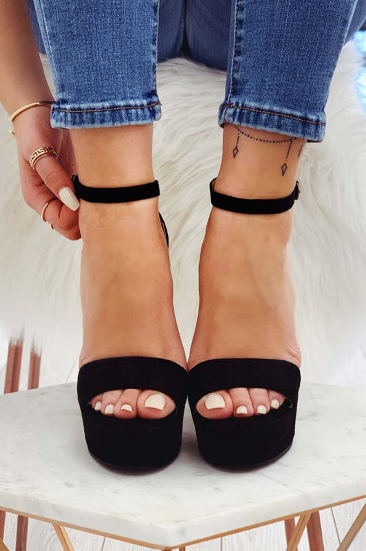 Sandalias negras de ante con tacón alto y correa