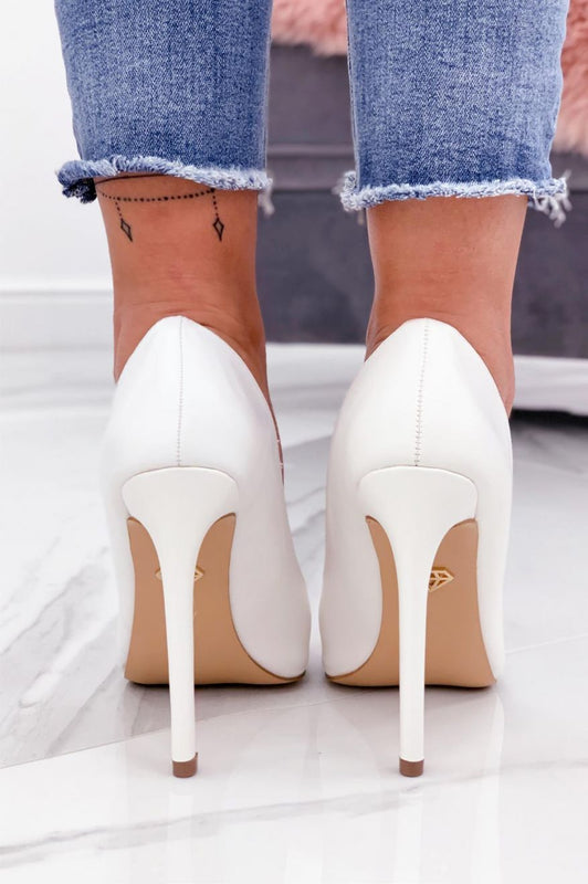 White faux leather pumps with high heel