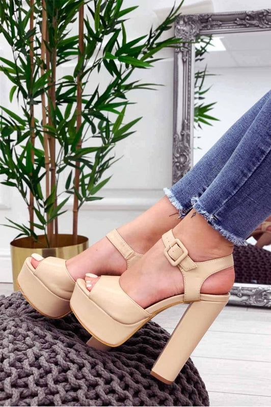 Sandales en similicuir beige à talons hauts