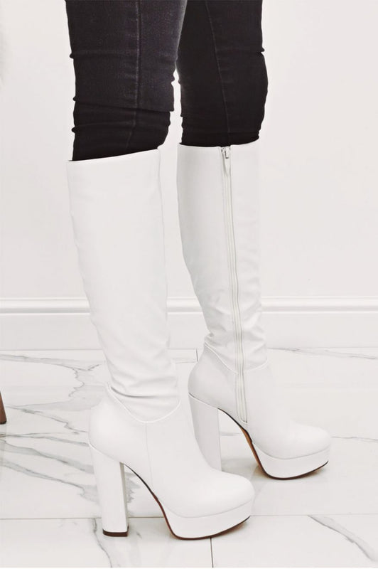 Stivali bianchi in finta pelle con tacco alto