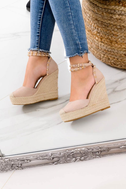 Espadrilles nude à talon compensé haut et clous dorés