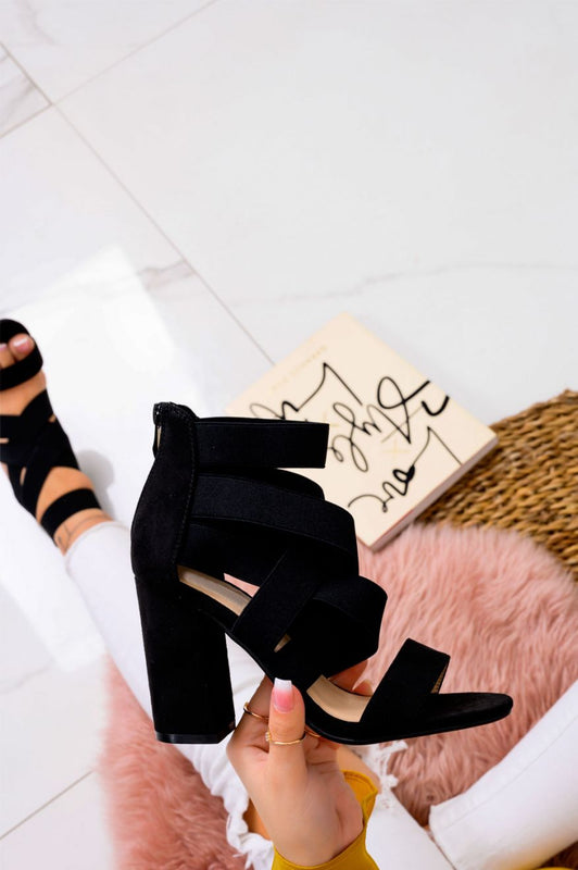 Sandalias negras con tiras elásticas y tacón cómodo