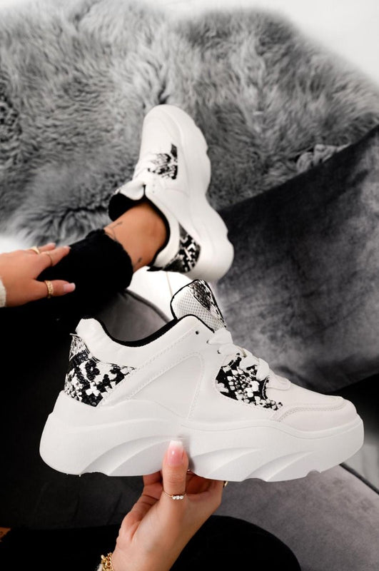 Zapatillas blancas con inserciones de pitón y cordones