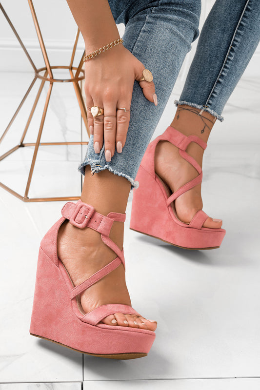 Sandalias rosas de ante con cuña